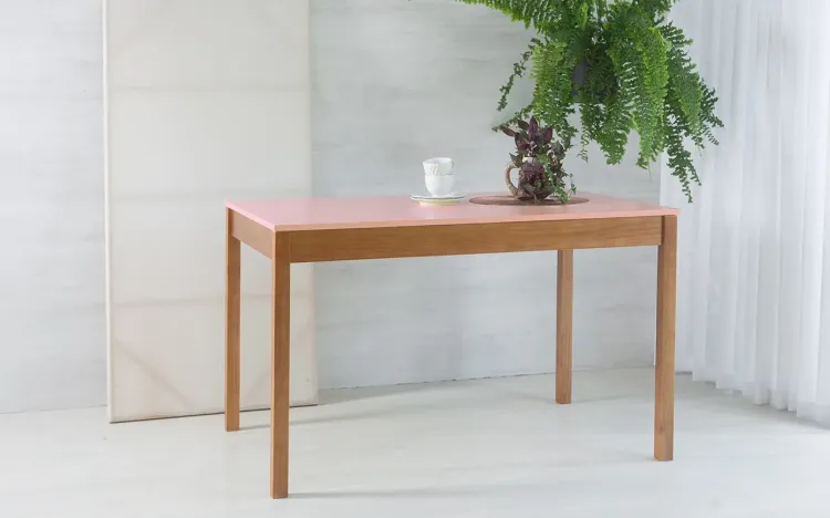 MESA DE JANTAR DE MADEIRA COM TAMPO MDF MACIÇO OLGA VERNIZ CAPUCCINO E ROSA BEBÊ 120X80X75CM