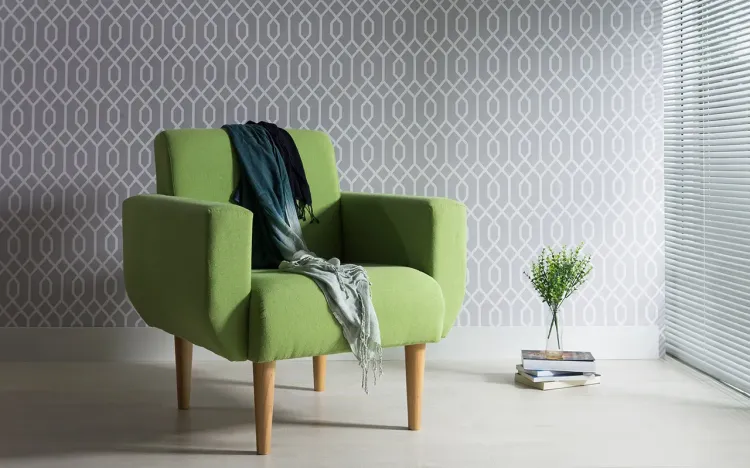 POLTRONA PARA SALA COM BRAÇOS PÉS DE MADEIRA ESTOFADA COR VERDE - VERNIZ AMENDOA \ TEC 942 - LIRIO - 80X76X84 CM