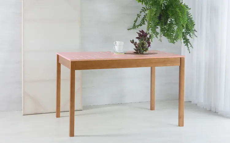 MESA DE MADEIRA MACIÇA PARA COZINHA TAEDA COM TAMPO COLORIDO OLGA VERNIZ CAPUCCINO E ROSA BEBÊ 120X80X75CM