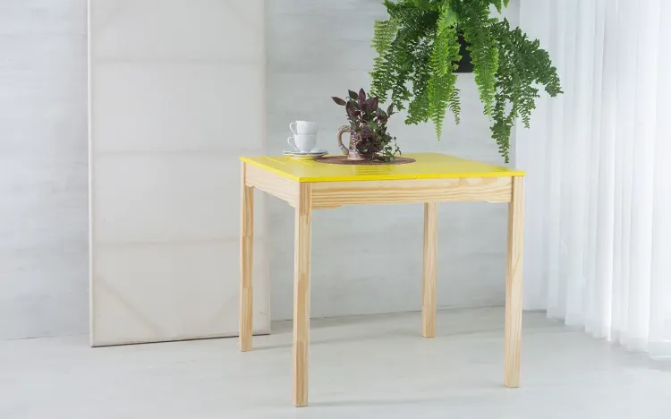 MESA GOURMET COMPACTA DE MADEIRA MACIÇA TAEDA NATURAL COM TAMPO COLORIDO OLGA VERNIZ NATURAL E AMARELA 80X80X75CM