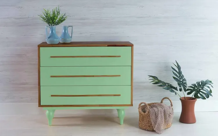 CÔMODA DE BEBÊ DE MADEIRA MACIÇA RETRÔ 3 GAVETAS SIDERAL CAPUCCINO E VERDE SÁLVIA 90X40X79,5CM