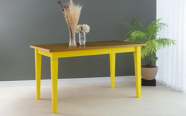 MESA DE JANTAR COM PÉS COLORIDOS FRISO 140X80X75 CM TAMPO CAPUCCINO PÉS LACA AMARELO