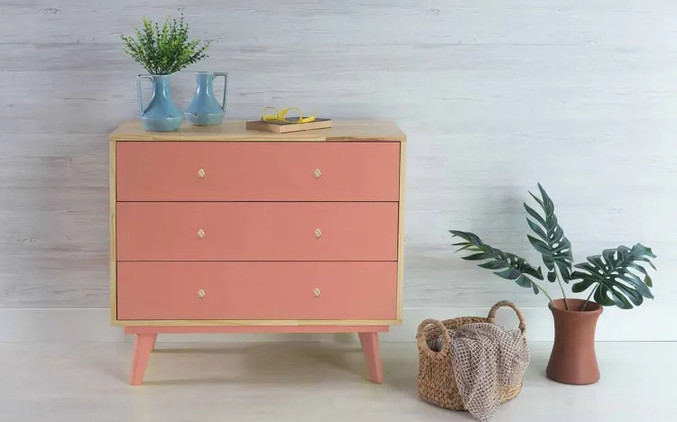 CÔMODA DE MADEIRA MACIÇA 3 GAVETAS CELESTE PUXADOR BOLINHA NATURAL E ROSA CORAL 90X40X79,5CM