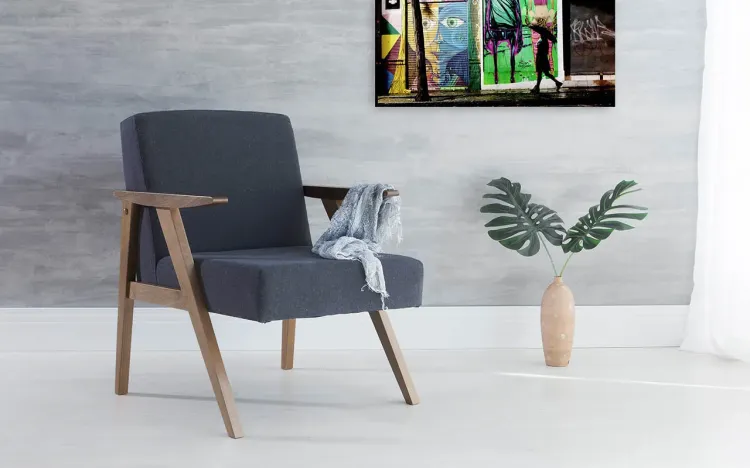 POLTRONA PARA QUARTO ESTOFADA COR CHUMBO THÉO VERNIZ CAPUCCINO TEC.997 - 63x71x83 CM