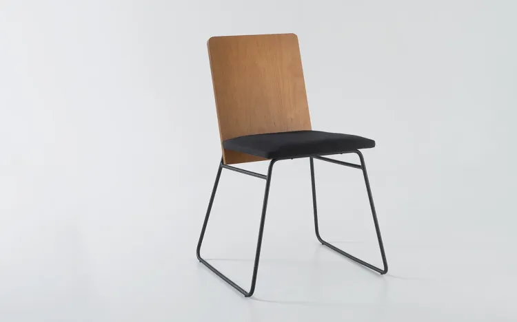 CADEIRA ESTOFADA DE METAL BEND 06 VERNIZ AMÊNDOA E TEC. 004 ALGODÃO PRETO 51X51X81 CM
