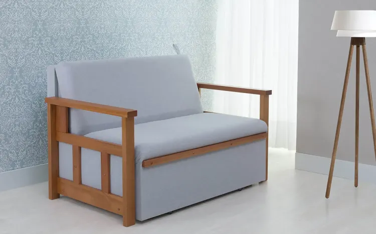 SOFÁ CAMA CASAL DE MADEIRA RETRÁTIL AKRO - BICAMA DE MADEIRA VERNIZ MEL TECIDO CINZA - 128X90X85CM