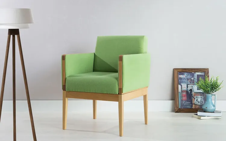 POLTRONA PARA SALA COM BRAÇOS PÉS DE MADEIRA ESTOFADA COR VERDE - VERNIZ AMENDOA \ TEC. 942 - MARISCAL - 62X64X83 CM