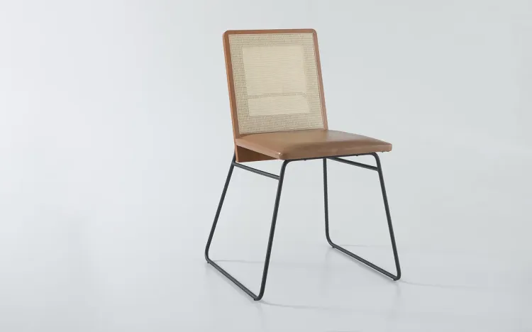 CADEIRA DE METAL PARA SALA DE JANTAR COM RATTAN BEND 04 VERNIZ JATOBÁ E TEC. 029 COURO SINTÉTICO CARAMELO 51X51X81 CM
