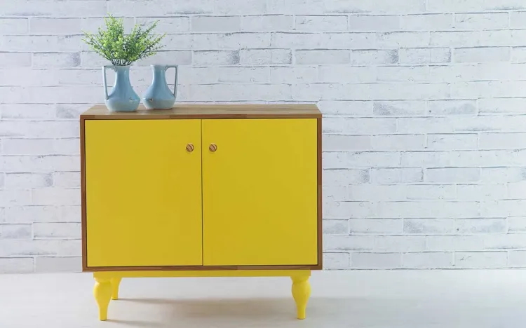 BUFFET PARA SALA DE JANTAR COM PRATELEIRA E 2 PORTAS PUXADOR BOLINHA SIDERAL NÓZES E AMARELO 90X40X79,5 CM