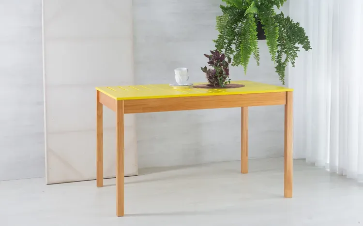 MESA DE JANTAR GOURMET COMPACTA DE MADEIRA MACIÇA TAEDA NOZES COM TAMPO COLORIDO OLGA - VERNIZ NOZES/AMARELO 120X80X75CM