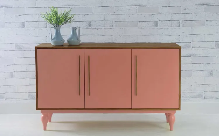 ARMÁRIO BUFFET COM PÉS TORNEADOS 3 PORTAS SIDERAL 133X40X79,5 CM CAPUCCINO E ROSA CORAL