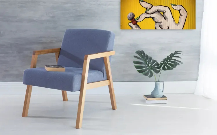POLTRONA DESIGN DE MADEIRA ESTOFADA COM BRAÇOS AZUL CLARO CHARLIE VERNIZ AMENDOA TEC.930 - 60x74x84 CM