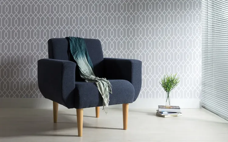 POLTRONA PARA SALA COM BRAÇOS PÉS DE MADEIRA ESTOFADA COR CHUMBO - VERNIZ AMENDOA \ TEC 997 - LIRIO - 80X76X84 CM