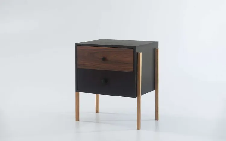 MESINHA LATERAL PRETA COM 2 GAVETAS NASH MDF PRETO COM PAU FERRO E PÉS TAUARI 54X37X60 CM