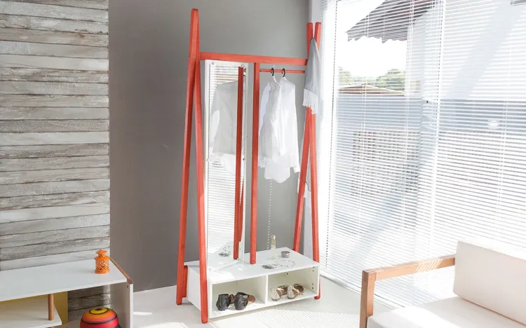 ARARA DE MADEIRA PARA ROUPAS COM CABIDEIRO E COM ESPELHO GIRATÓRIO TOUCADOR COM SAPATEIRA COR BRANCO COM VERMELHO SUE 96X42X194 CM