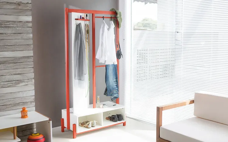 ARARA DE MADEIRA PARA ROUPAS COM CABIDEIROS E COM ESPELHO GIRATÓRIO TOUCADOR COM SAPATEIRA COR BRANCO COM VERMELHO AMMY 90X42X173CM