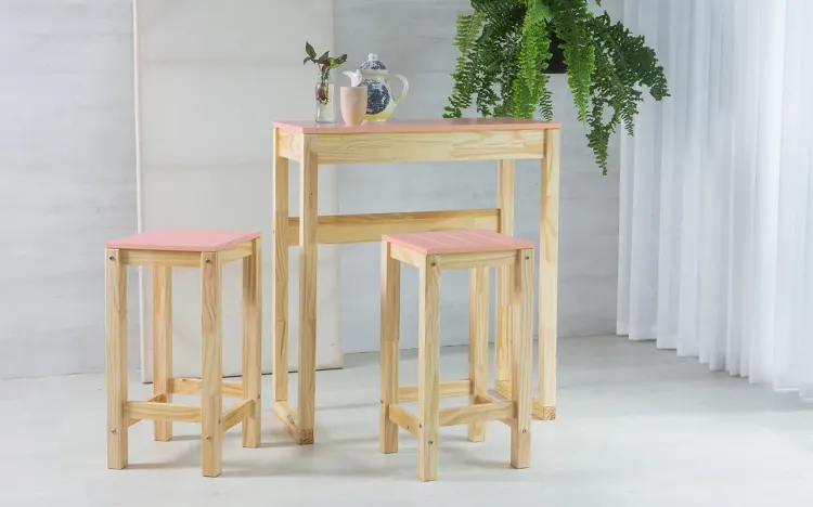 CONJUNTO BISTRÔ PARA COZINHA DE MADEIRA TAEDA COM TAMPO MDF MACIÇO OLGA VERNIZ NATURAL E ROSA BEBÊ 80CM