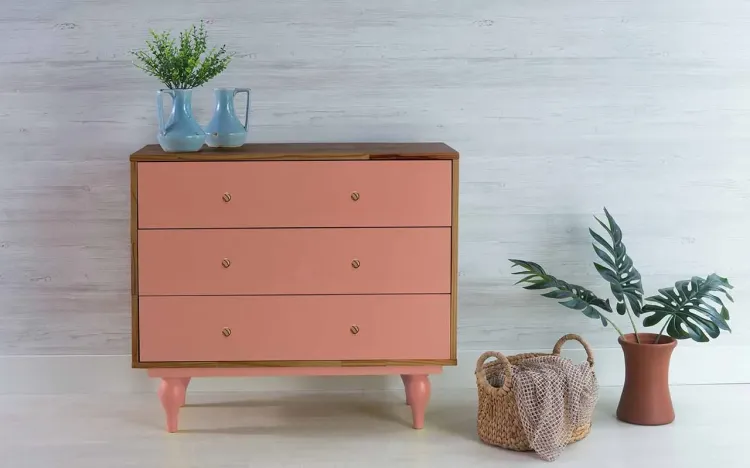 CÔMODA PARA QUARTO DE MADEIRA MACIÇA RETRÔ 3 GAVETAS SIDERAL PUXADOR BOLINHA CAPUCCINO E ROSA CORAL 90X40X79,5CM