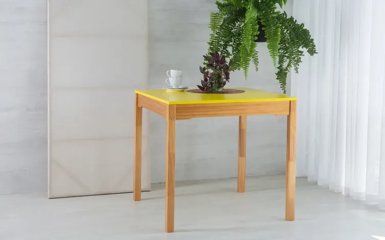 MESA PARA COZINHA COM TAMPO MDF MACIÇO OLGA VERNIZ NÓZES E AMARELO 80X80X75CM