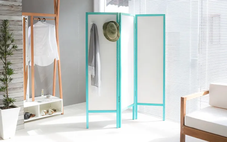 BIOMBO EM MDF E MADEIRA CABIDEIRO DIVISOR DE AMBIENTES AMMY BRANCO COM AZUL 138x165 CM