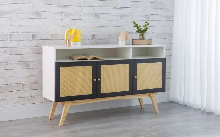 ARMÁRIO BUFFET 3 PORTAS COM RATTAN COM NICHO DOLORES BRANCO COM PRETO E TAEDA 135x35x79 CM