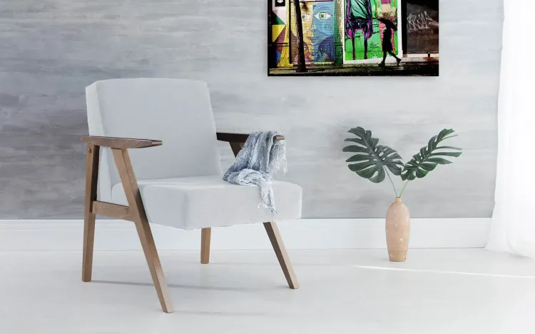 POLTRONA DECORATIVA DE MADEIRA ESTOFADA COM BRAÇOS  THÉO - POLTRONA PARA RECEPÇÃO COR CINZA CLARO VERNIZ CAPUCCINO TEC.915 - 63x71x83 CM