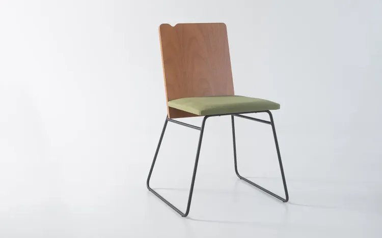 CADEIRA DE METAL ASSENTO ESTOFADO BEND 03 VERNIZ JATOBÁ E TEC. 121 ALGODÃO VERDE MUSGO 51X51X81 CM