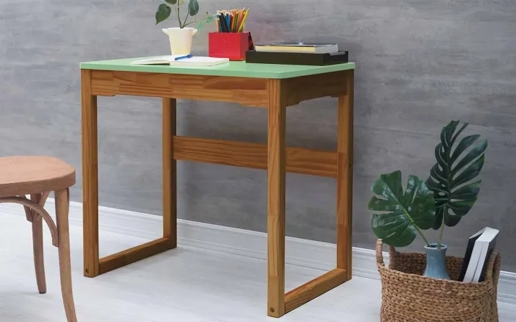 MESA PARA ESTUDO OLGA ACABAMENTO VERNIZ CAPUCCINO E TAMPO VERDE SÁLVIA 81X51,3X75 CM