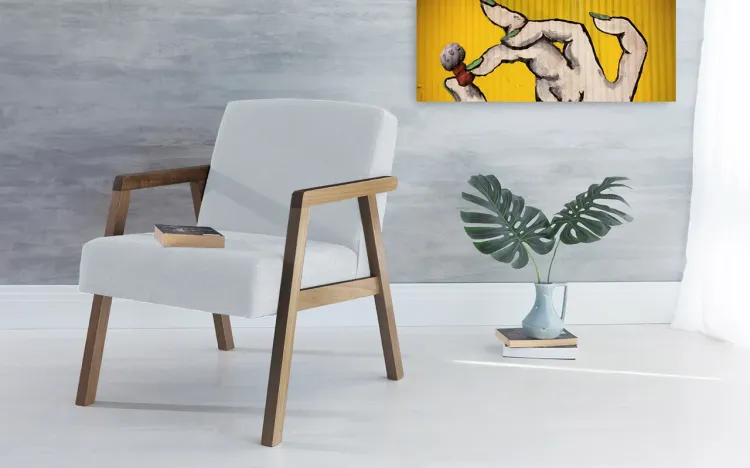 POLTRONA DECORATIVA DE MADEIRA ESTOFADA COM BRAÇOS CHARLIE - POLTRONA PARA RECEPÇÃO COR CINZA CLARO VERNIZ CAPUCCINO TEC.915 - 60x74x84 CM