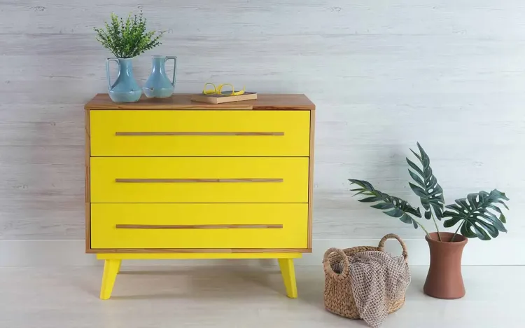 CÔMODA AMARELA DE MADEIRA MACIÇA RETRÔ 3 GAVETAS CELESTE NÓZES E AMARELO 90X40X79,5CM