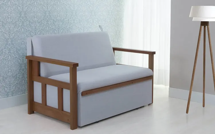 SOFÁ CAMA CINZA DE MADEIRA PARA CASAL AKRO - BICAMA DE MADEIRA VERNIZ CASTANHO TECIDO CINZA - 128X90X85CM