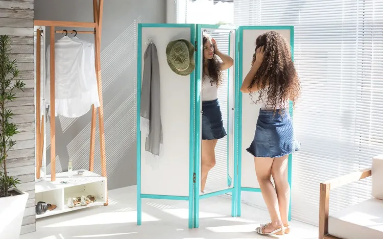 BIOMBO COM ESPELHO EM MDF E MADEIRA CABIDEIRO DIVISOR DE AMBIENTES AMMY BRANCO COM AZUL 138x165 CM
