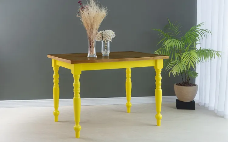 MESA DE JANTAR COM PÉ TORNEADO CAMPESINA 110X80X75 CM TAMPO CAPUCCINO PÉS LACA AMARELO