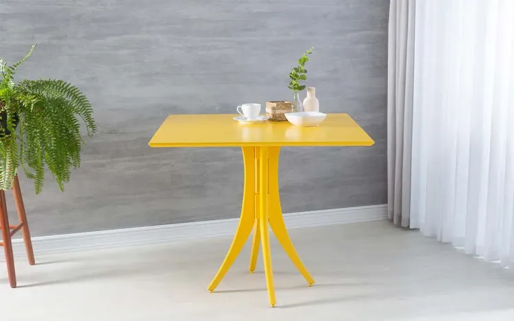 MESA PARA APARTAMENTO PEQUENO QUADRADA JULIETTE 90X90X77CM LACA AMARELA