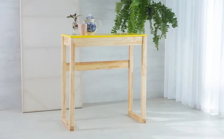 BANCADA GOURMET ALTA DE MADEIRA COM TAMPO MDF MACIÇO OLGA VERNIZ NATURAL E AMARELO 80X43X93,5CM