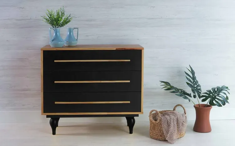 CÔMODA PRETA DE MADEIRA MACIÇA RETRÔ 3 GAVETAS SIDERAL NÓZES E PRETO 90X40X79,5CM