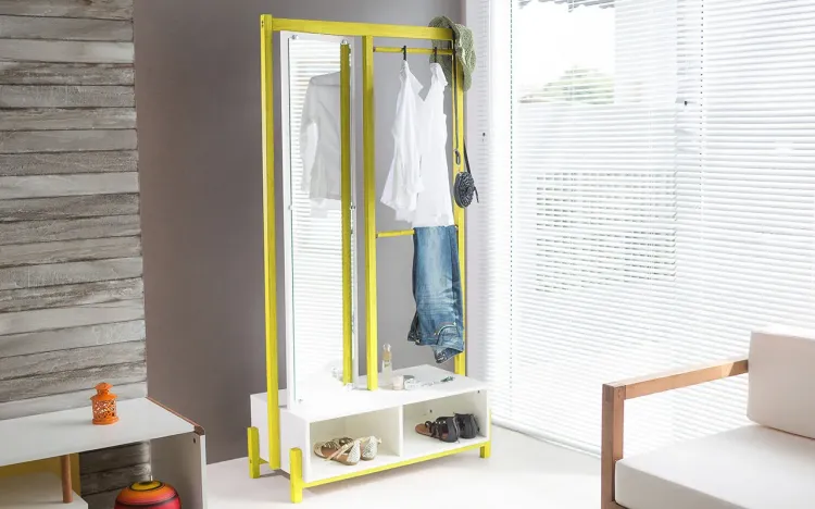 ARARA DE MADEIRA PARA ROUPAS COM CABIDEIROS E COM ESPELHO GIRATÓRIO TOUCADOR COM SAPATEIRA COR BRANCO COM AMARELO AMMY 90X42X173CM