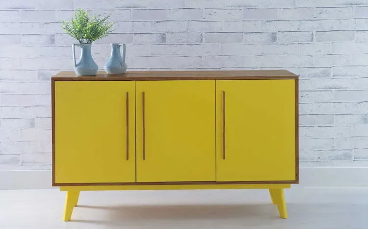 ARMÁRIO PÉS PALITO COM PRATELEIRA E 3 PORTA CELESTE NÓZES E AMARELO 133X40X79,5 CM
