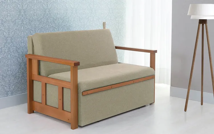 SOFÁ CAMA CASAL DE MADEIRA RETRÁTIL AKRO - BICAMA DE MADEIRA VERNIZ MEL TECIDO BEGE - 128X90X85CM
