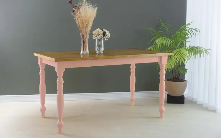 MESA 6 LUGARES COM PÉ TORNEADO CAMPESINA 140X80X75 CM TAMPO NÓZES PÉS LACA ROSA BEBÊ