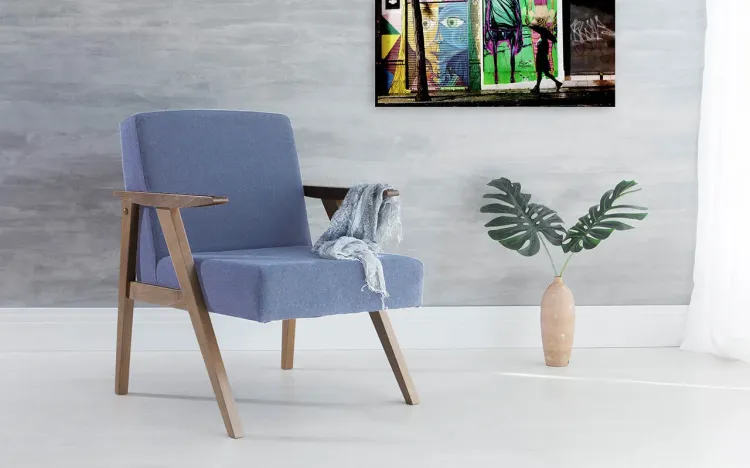 POLTRONA DESIGN DE MADEIRA ESTOFADA COM BRAÇOS AZUL CLARO THÉO VERNIZ CAPUCCINO TEC.930 - 63x71x83 CM