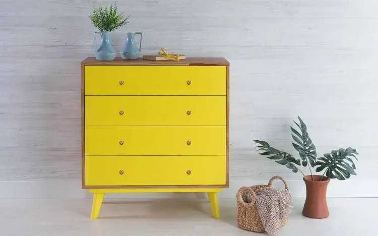 CÔMODA GRANDE 4 GAVETAS DE MADEIRA MACIÇA RETRÔ CELESTE PUXADOR BOLINHA NÓZES E AMARELO 90X40X98CM