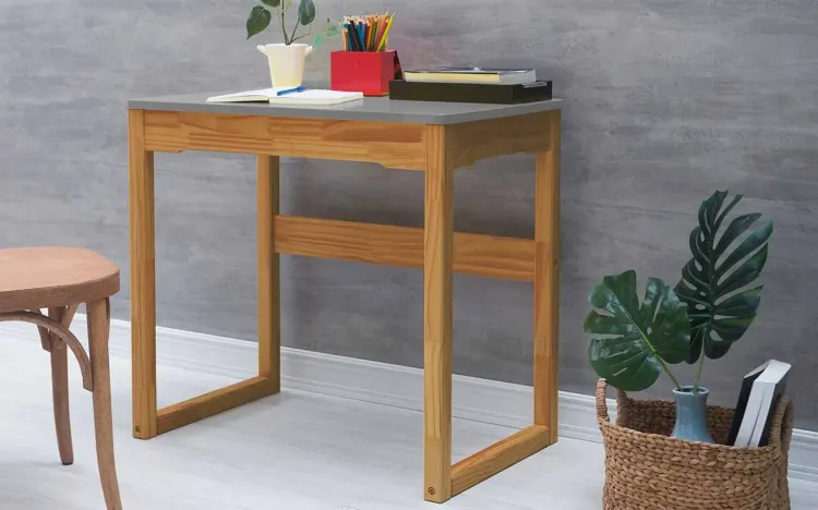MESA DE ESTUDO OLGA ACABAMENTO VERNIZ NÓZES E TAMPO CINZA CONCRETO 81X51,3X75 CM