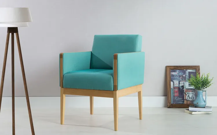 POLTRONA DECORATIVA DE MADEIRA ESTOFADA - POLTRONA PARA RECEPÇÃO COR TURQUESA  - VERNIZ AMENDOA \ TEC.950 - MARISCAL - 62X64X83 CM
