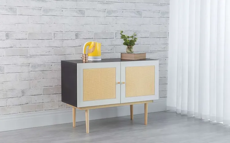 BALCÃO BUFFET PARA SALA DE JANTAR 2 PORTAS DE RATTAN CHARLIE PRETO COM BRANCO E TAEDA 90x35x64,7 CM