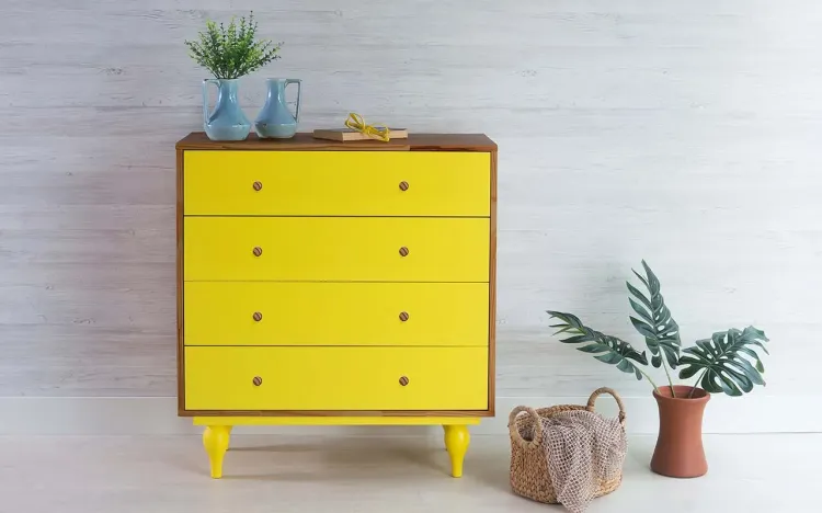 CÔMODA DE MADEIRA MACIÇA 4 GAVETAS RETRÔ SIDERAL PUXADOR BOLINHA CAPUCCINO E AMARELO 90X40X98CM