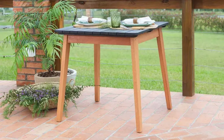 MESA QUADRADA PARA VARANDA HOLZ 73X70X76 CM BASE CASTANHEIRA E TAMPO PRETO