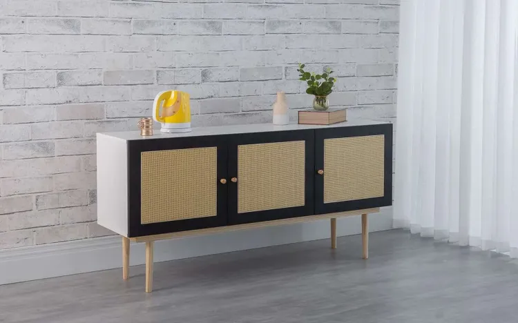 ARMÁRIO BUFFET 3 PORTAS DE PALHINHA CHARLIE BRANCO COM PRETO E TAEDA 135x35x64,7 CM