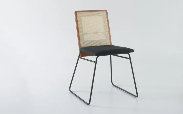 CADEIRA DE METAL COM RATTAN BEND 04 VERNIZ JATOBÁ E TEC. 004 PRETO 51X51X81 CM