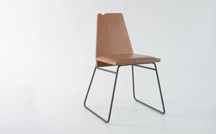 CADEIRA DE METAL PRETA BEND 01 VERNIZ JATOBÁ E TEC. 029 COURO SINTÉTICO CARAMELO 51X51X81 CM